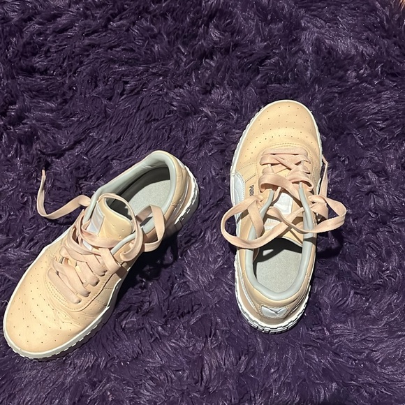 Leather comfort neutral color. Best shoe ever for comfort. Accepting offers - Picture 7 of 7